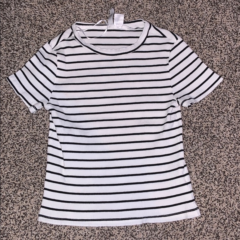 Medium fitted cropped short sleeve shirt from H&M.